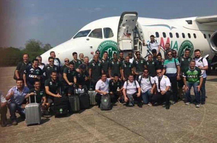 Toàn thành viên  đội bóng Brazil - câu lạc bộ (CLB) Chapecoense - chụp ảnh tập thể trước chuyến bay xấu số. Ảnh Daily Mail